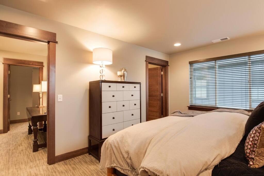Luxury Townhome On The Park With Bridger Mtn Views Bozeman Bagian luar foto